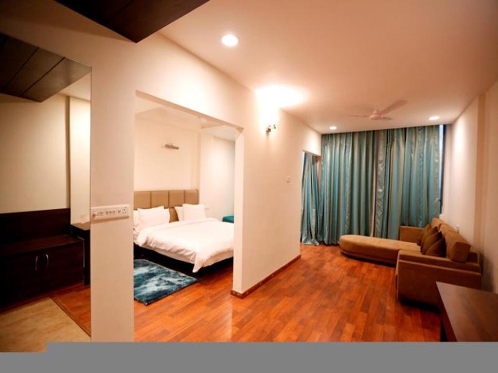 Hotel Sobti Continental Rudrapur Oda fotoğraf